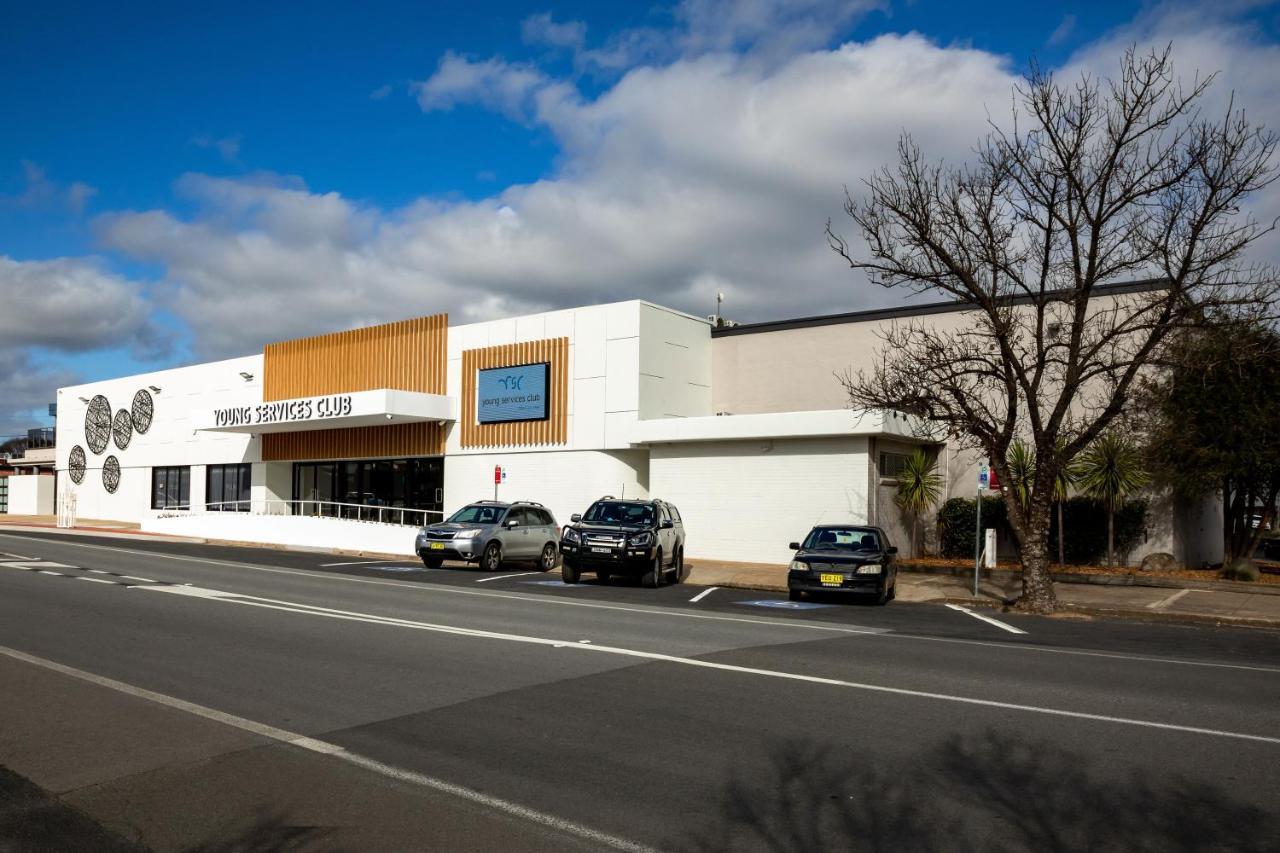 Young Federation Motor Inn And Services Club Exterior photo